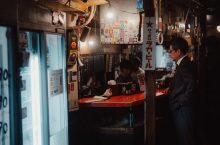 6v 电影网推荐高分都市剧封面，职场女性自信站立，现代办公室背景